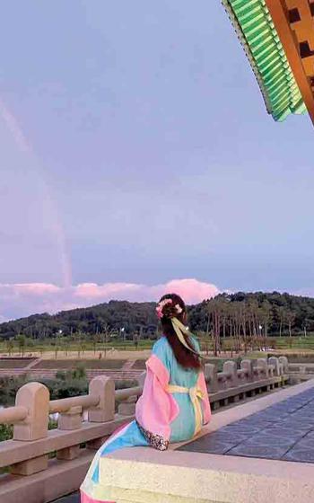 Silla hanbok in Woljeonggyo Bridge